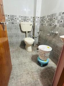 een badkamer met een toilet en een emmer erin bij Hotel Relax Inn in Indore