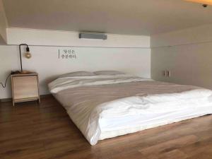 A bed or beds in a room at Cozy house with netflix near guri station 5min