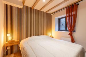 Un dormitorio con una cama grande y una ventana en Le Cocon Enneigé - Duplex 3 chambres, en Formiguères