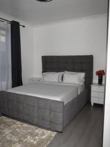 een slaapkamer met een groot bed met witte lakens en kussens bij Spacious 3 Bed Apartment-Gym Pool and Rooftop View in Nairobi