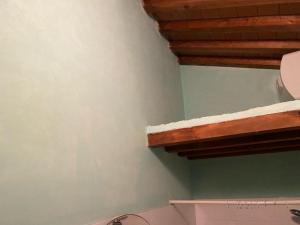 narożna część pokoju ze ścianą i drewnianymi belkami stropowymi w obiekcie Casa Erty - Isola D'Elba w mieście Rio nellʼElba