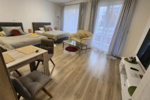 - un salon avec un canapé et une table dans l'établissement Apartman Praha, à Prague