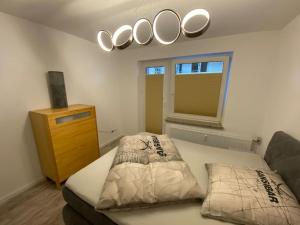 a bedroom with a bed and a dresser and a window at Riverside: Messe/Business/FeWo in Leichlingen