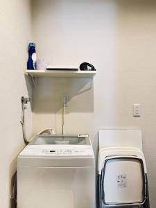 - une petite cuisine avec un lave-linge dans la chambre dans l'établissement Tenkachaya - Vacation STAY 15172, à Osaka