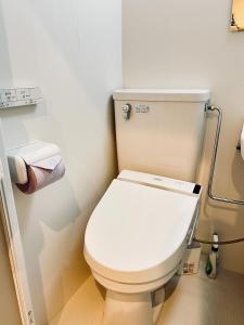 La salle de bains est pourvue de toilettes blanches. dans l'établissement Tenkachaya - Vacation STAY 15172, à Osaka