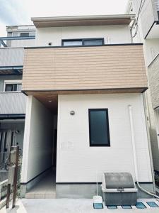 - un bâtiment blanc avec une fenêtre sur le côté dans l'établissement Tenkachaya - Vacation STAY 15172, à Osaka
