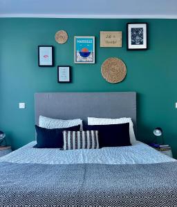 1 dormitorio con una pared azul y 1 cama en Studio Dolce Vita Aix en Provence, en Aix-en-Provence