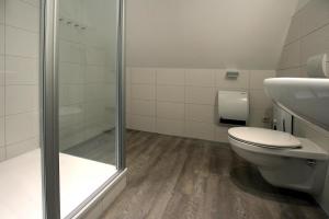 y baño con ducha, aseo y lavamanos. en Holiday flat am Krakower See Krakow am See - DMS02203-P, en Krakow am See
