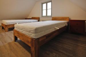 1 dormitorio con 2 camas y ventana en Holiday flat am Krakower See Krakow am See - DMS02203-P, en Krakow am See