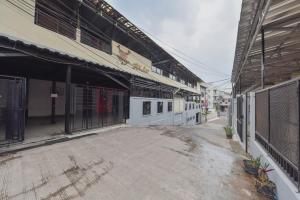 eine leere Straße vor einem Gebäude in der Unterkunft RedDoorz near Universitas Maranatha Bandung in Bandung