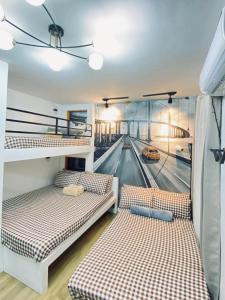 Bunk bed o mga bunk bed sa kuwarto sa Antara-QueenBed-Balcony-HotShower-WorkCoffee Station-FullKitchen