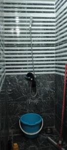 y baño con ducha y un cuenco azul en una encimera. en My house en Rabat