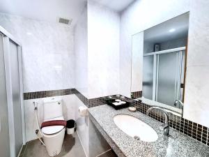 Koupelna v ubytování Nanthana Villa
