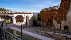 una casa con piscina al lado de un edificio en Casa Rural La Chocolateria, en Horche