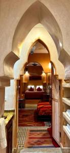 Puerta arqueada a un dormitorio con cama en Riad Les Nuits de Marrakech en Marrakech