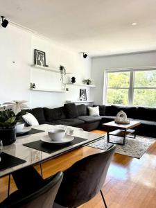Luxury stay in Williamstown في ويليامزتاون: غرفة معيشة مع طاولة وأريكة