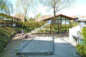 einen Spielplatz mit Rutsche im Hof in der Unterkunft Holiday park Immenstaad - DBE02005-FYC in Immenstaad am Bodensee