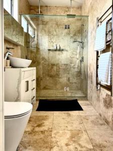 Luxury stay in Williamstown في ويليامزتاون: حمام مع دش ومرحاض ومغسلة