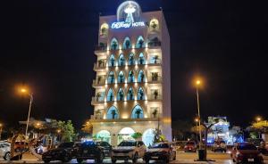 un grande edificio con macchine parcheggiate di fronte di TIFFANY HOTEL & RESTAURANT a Phan Thiet