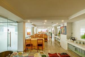 un restaurant avec une salle à manger dotée de tables et de chaises dans l'établissement TTC Hotel - Airport, à Hô-Chi-Minh-Ville