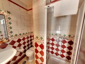a bathroom with a toilet and a sink and a shower at Hotel Rural Pepe Alvarez in Trevélez