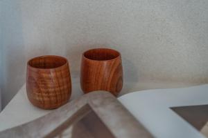 dos jarrones de madera sobre una mesa en la torre boutique rooms, en Procida