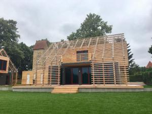 ein Holzhaus auf einem Rasen in der Unterkunft Chalet Wendorf in Wendorf
