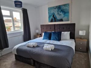 Walsgrave on Sowe的住宿－Modern 4-bed house with garden & parking，一间卧室配有一张大床和两条毛巾