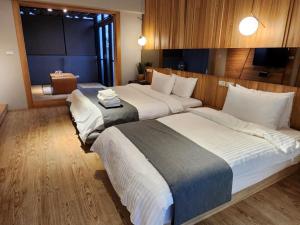 Habitación de hotel con 2 camas grandes en 一田一墅 民宿, en Wujie
