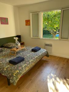 Habitación con cama con 2 almohadas en Villa proche d'Avignon., en Le Pontet