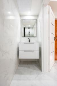 科希策的住宿－P Moderný byt v blízkosti centra，白色的浴室设有水槽和镜子
