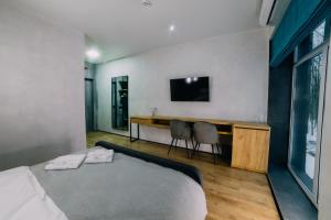 Televízia a/alebo spoločenská miestnosť v ubytovaní Rado Hotel Spa
