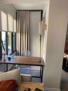 Zimmer mit einem Schreibtisch, einem Tisch und einem Fenster in der Unterkunft 2+1 luxury flat in The Center in Antalya
