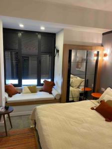 Ein Bett oder Betten in einem Zimmer der Unterkunft 2+1 luxury flat in The Center