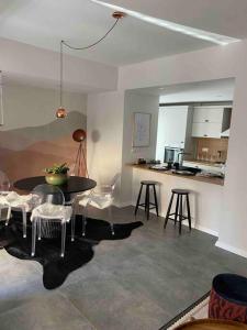 ein Wohnzimmer mit einem Tisch und Stühlen sowie eine Küche in der Unterkunft 2+1 luxury flat in The Center in Antalya