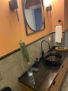 ein Badezimmer mit einem Waschbecken und einer Vase auf der Theke in der Unterkunft 2+1 luxury flat in The Center in Antalya