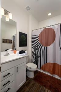 Um banheiro em Spacious Georgetown Gem Close to Attractions, FirePit Nights & Comfort Await!