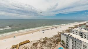 Blick auf den Strand vom Balkon einer Eigentumswohnung in der Unterkunft Phoenix Gulf Tower 1004 condo in Gulf Shores + 92 Fotos