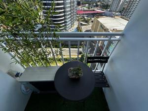Balkón nebo terasa v ubytování Tinch@Inspiria Cozy Centrally Located Studio Unit with Balcony in the heart of Davao City. Beside Abreeza Mall