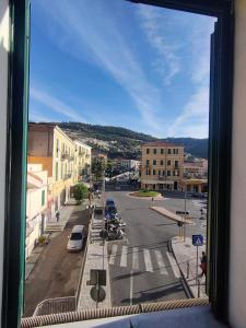 una ventana con vistas a una calle de la ciudad en La Finestra sul Borgo, en Ventimiglia