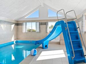 - une piscine avec toboggan bleu dans une maison dans l'établissement Holiday home Kappeln XXVI, à Kappeln