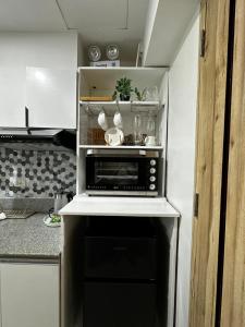 Kuchyň nebo kuchyňský kout v ubytování Tinch@Inspiria Cozy Centrally Located Studio Unit with Balcony in the heart of Davao City. Beside Abreeza Mall