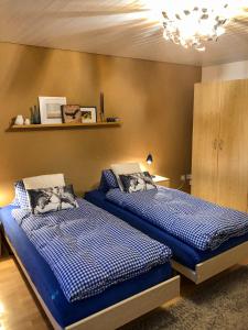 2 Betten nebeneinander in einem Zimmer in der Unterkunft Ferienwohnung am Tor zum Berner Oberland in Steffisburg