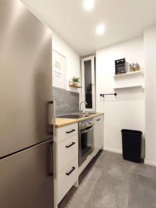 La cuisine est équipée d'un évier et d'un réfrigérateur en acier inoxydable. dans l'établissement 'BRIGHT 292' ruhige Wohnung 52qm, à Bielefeld
