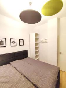 - une chambre avec un lit et un plafond vert dans l'établissement 'BRIGHT 292' ruhige Wohnung 52qm, à Bielefeld