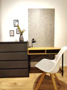 - un bureau et une chaise blanche dans la chambre dans l'établissement 'BRIGHT 292' ruhige Wohnung 52qm, à Bielefeld