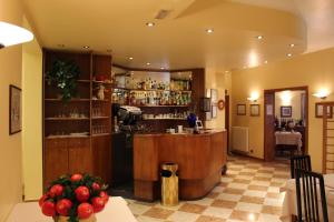 een bar in een restaurant met een bar in een kamer bij Hotel Ristorante Dotto in Varago