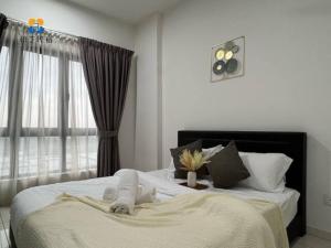 Llit o llits en una habitació de Emira Residence 2R2B at Shah Alam by Bai Yi # 1818