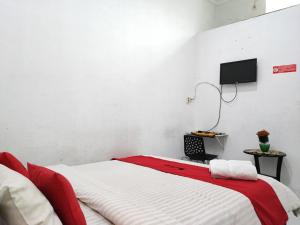 Ein Bett oder Betten in einem Zimmer der Unterkunft RedDoorz Syariah near Universitas Batanghari Jambi