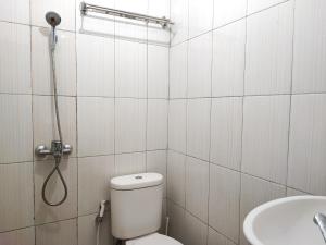 Ein Badezimmer in der Unterkunft RedDoorz Syariah near Universitas Batanghari Jambi